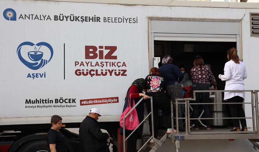 Büyükşehir Belediyesi'nden sıcak yemek ikramı