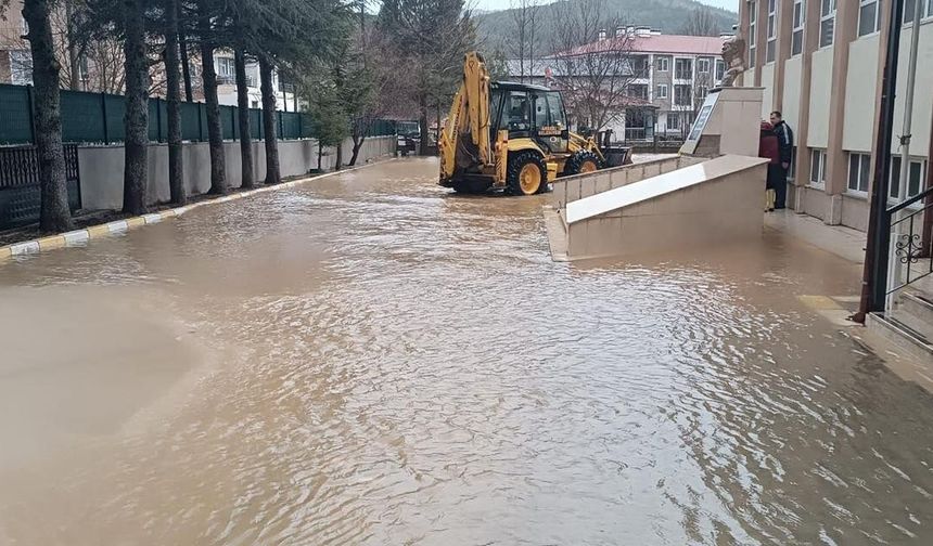 Şiddetli yağış Akseki’yi vurdu: İlçede hasarlar oluştu