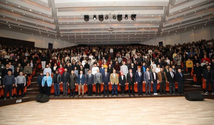 Türkiye'nin ilk astronotu Alper Gezeravcı Akdeniz Üniversitesi öğrencileriyle buluştu