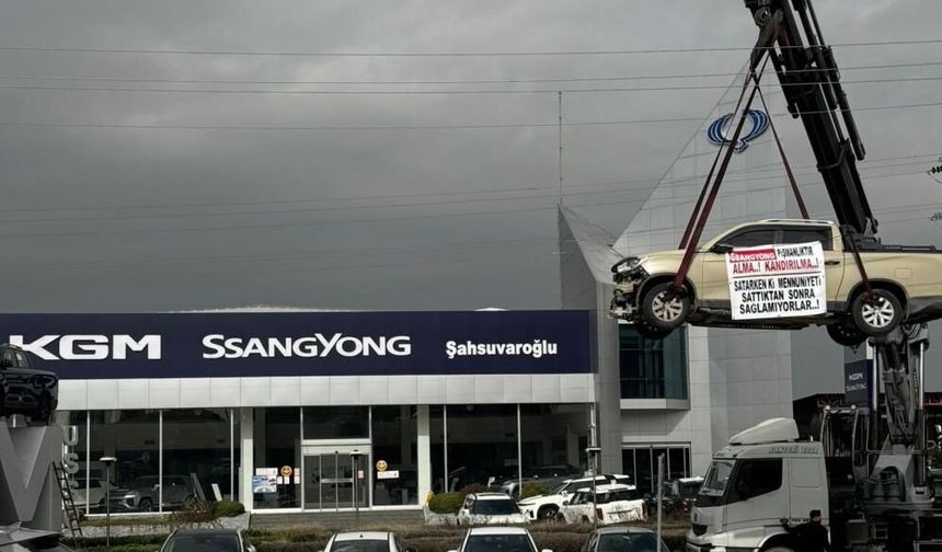 Memnuniyetsizliğe sıra dışı tepki: Vinç ile asıp firma önünde eylem yaptı