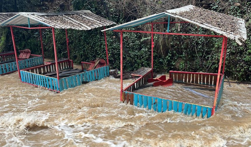 Oba Çayı taştı, çardaklar sular altında kaldı