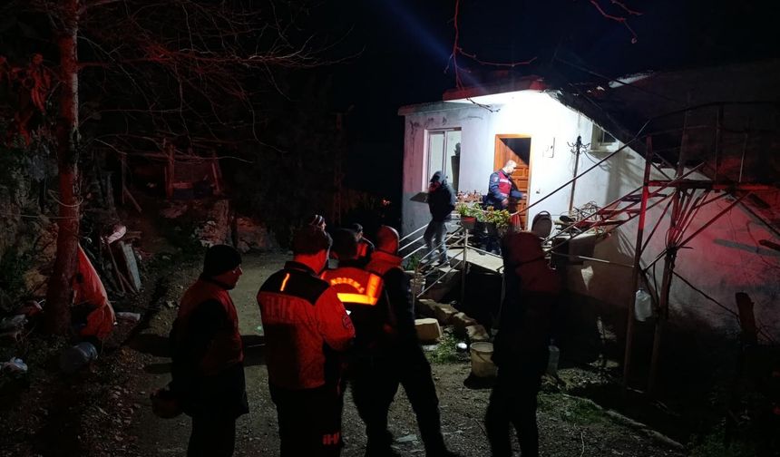 Saatlerce arandı, yaşlı adam ormanda bitkin halde bulundu!