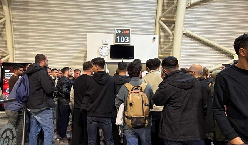 Uçak 7 saat rötar yaptı, yolcular çileden çıktı!