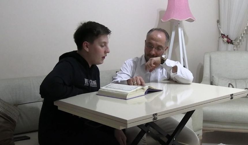 35 yıllık çalışmayla Kur’an’ı zihnine kazıdı