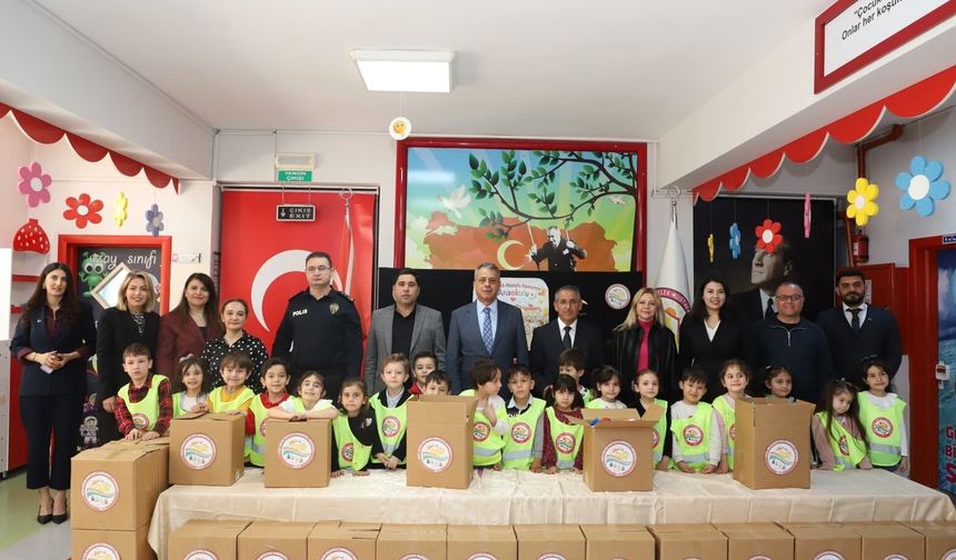 Ramazan'da minik ellerden ihtiyaç sahiplerine yardım kolisi