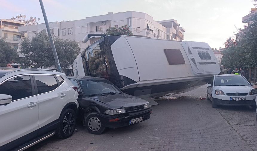 6 aracın karıştığı kazada 2 araç hurdaya döndü