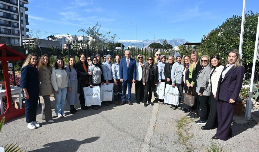 Başkan Kocagöz’den 8 Mart’ta kadın çalışanlara karanfilli kutlama