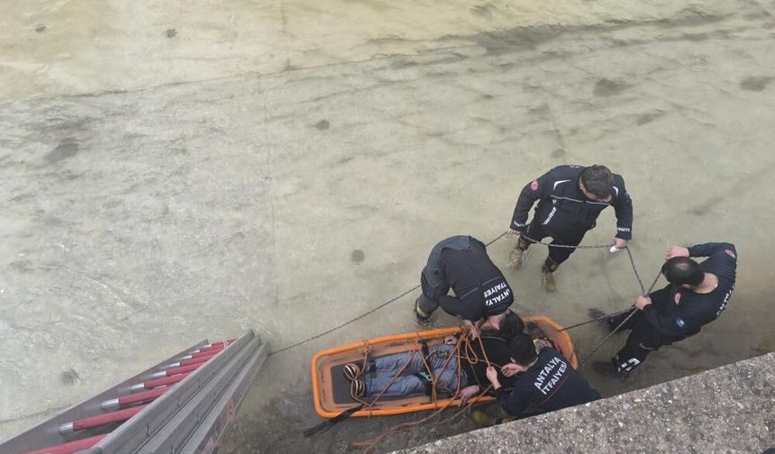 Alanya'da talihsiz kaza: Çaya düştü