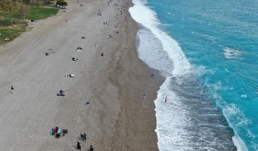 Antalya’da dört mevsim: Yüksek kesimlerde kar yağışı sahilde deniz keyfi