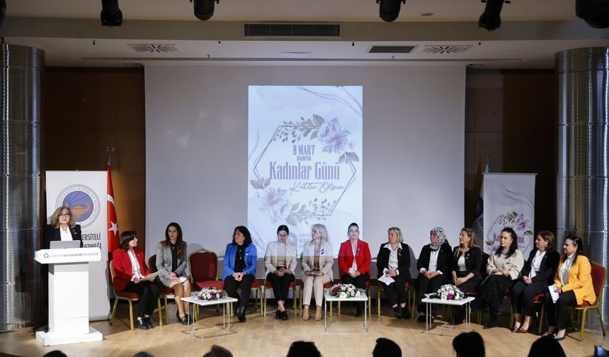 Antalya’da kadın muhtarlar eşitlikçi uygulamaları konuştu