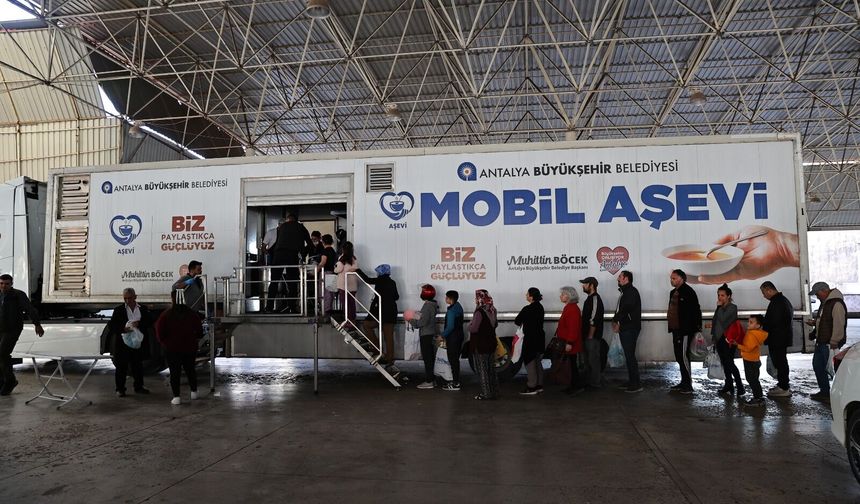 Antalya’da mobil aşevi iftar öncesi sıcak yemek ikramına devam ediyor