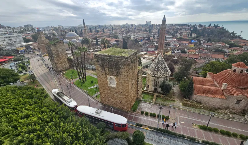 Antalya’nın Kale Kapısı burçları tehlikede: Nostalji tramvayından beklenmeyen tehdit!