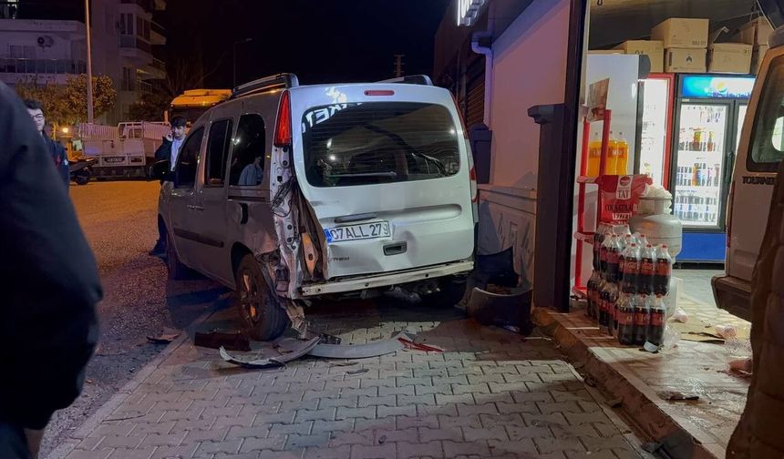 Gazipaşa'da korkutan kaza: Araç markete girdi!