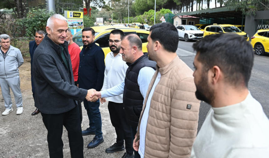 Bakan Ersoy bayramda Antalya’daki taksicilerle buluştu