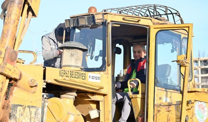 “Bugün sizin çalışanınızım” diyen Belediye Başkanı Kocagöz iş makinesi kullandı