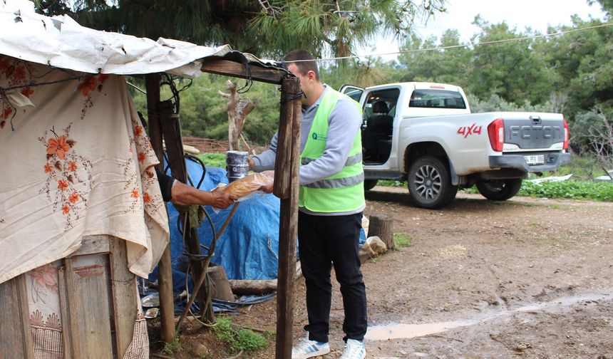 Aşevi binlerce porsiyon yemeği ihtiyaç sahiplerine ulaştırıyor