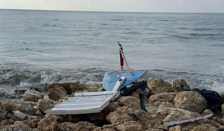 Tekne kayalıklara çarptı, canlarını zor kurtardılar!