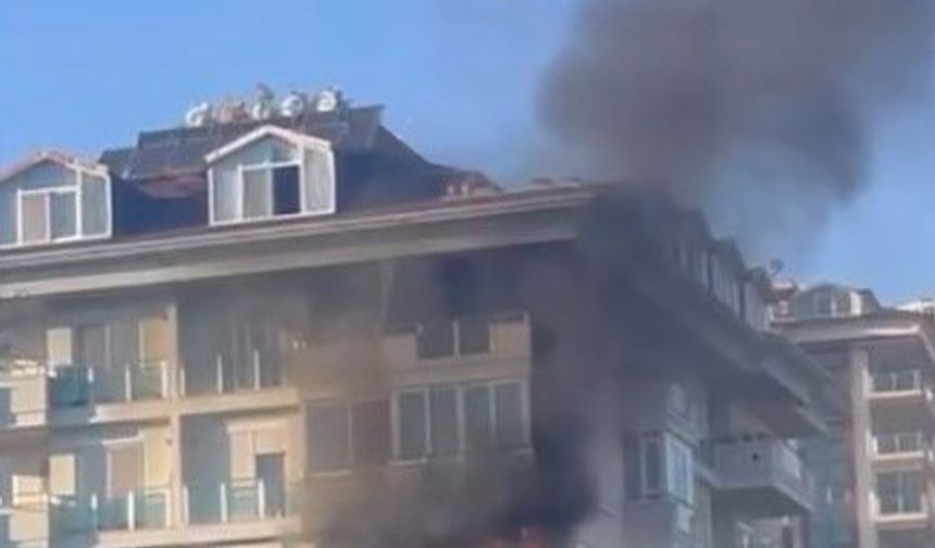 Apartman balkonunda alevlere teslim oldu, büyük panik yaşandı!