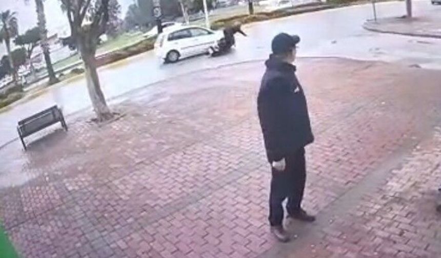 Elektrikli bisikletle otomobil çarpıştı, yola savruldu!