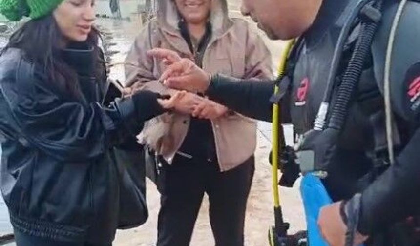 En mutlu anları kabusa döndü: Evlilik yüzüğü denize düştü!