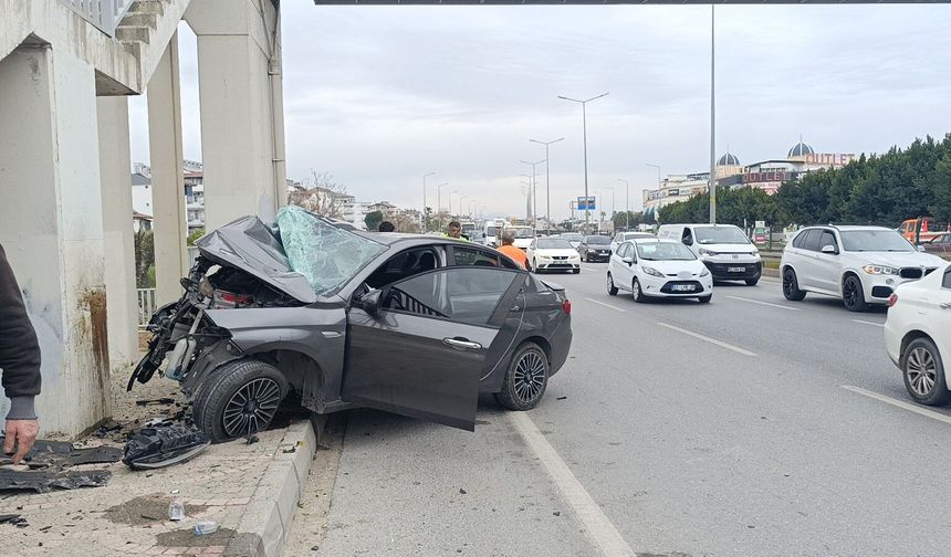 Feci kazada beton kolona saplandı, sürücü araç içerisinde sıkıştı