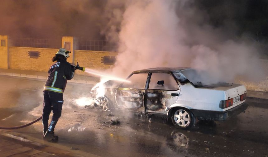 Otomobil alevlere teslim oldu, geriye hurdası kaldı!