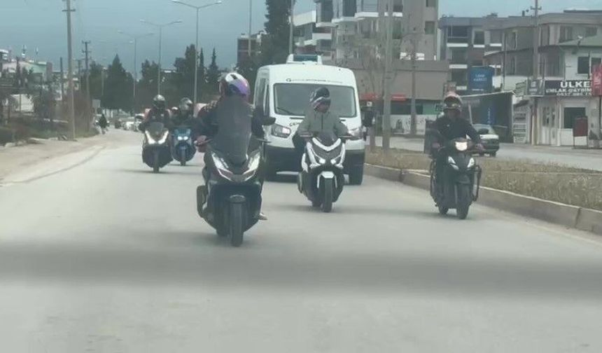 Kazada hayatını kaybeden motokuryeyi meslektaşları konvoyla uğurladı