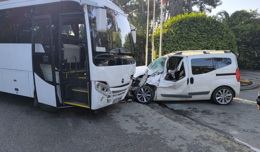 Kaza anı saniye saniye kamerada: Servisle araç böyle çarpıştı!