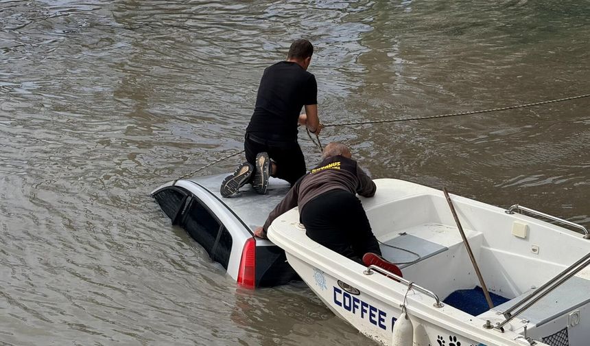 Kontrolden çıkan otomobil ırmağa uçtu!