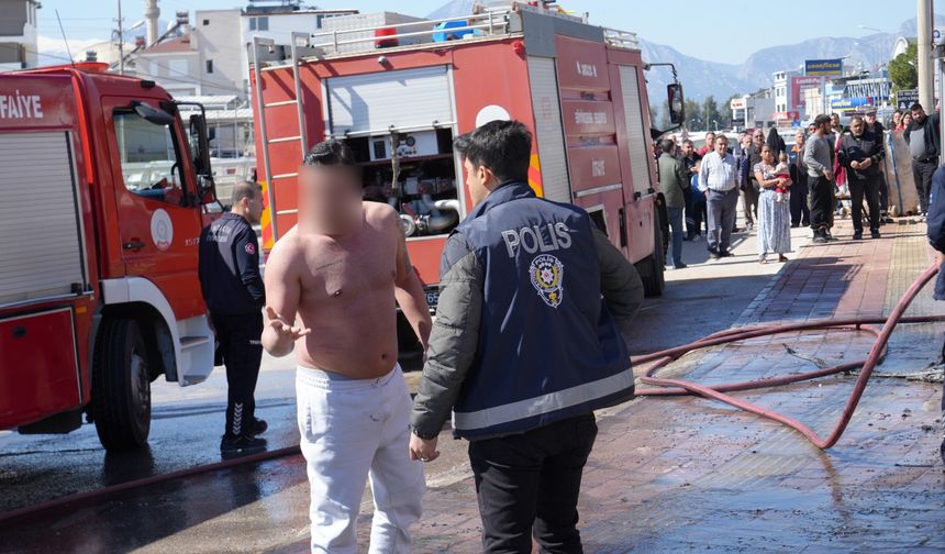 Kepez'de araç alevlere teslim oldu, sahibi sinir krizi geçirdi!