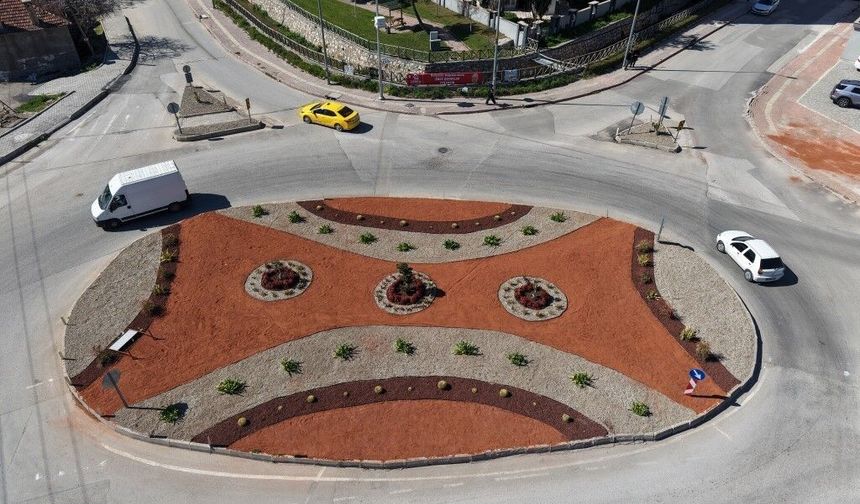 Konyaaltı’ndaki kavşaklarda çevre dostu peyzaj çalışması