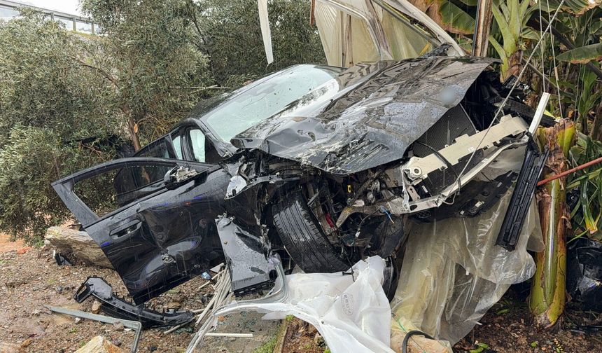Lüks otomobil seraya uçtu, aynı aileden 4 kişi yaralandı