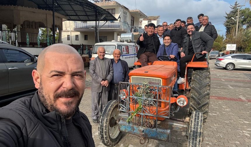 Mahallenin bayram geleneği 50 yıldır sürüyor: Traktörlerle mezarlık ziyareti