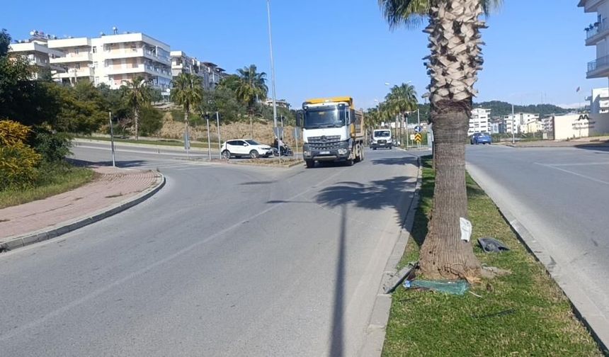 Manavgat’ta kaza: Hurdaya dönen araçtan burnu bile kanamadan çıktı