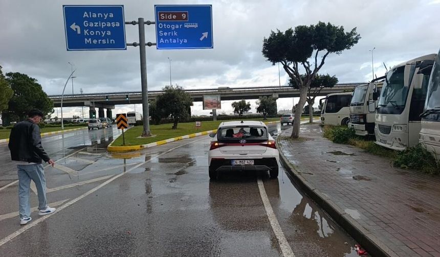 Manavgat’ta motosiklet kazası yürekleri ağza getirdi: 2 yaralı