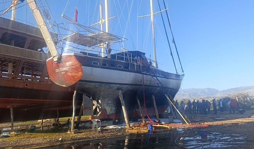 Manavgat’ta tur teknesinde yangın çıktı: 1 işçi yaralı