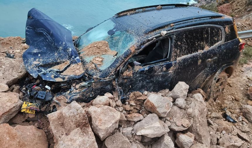 Mersin-Antalya karayolunda heyelan: Yol trafiğe kapatıldı