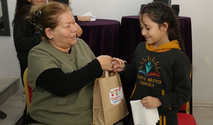 Nineler ve torunlar bayram geleneğinde buluştu: Hediyeler yüzleri güldürdü