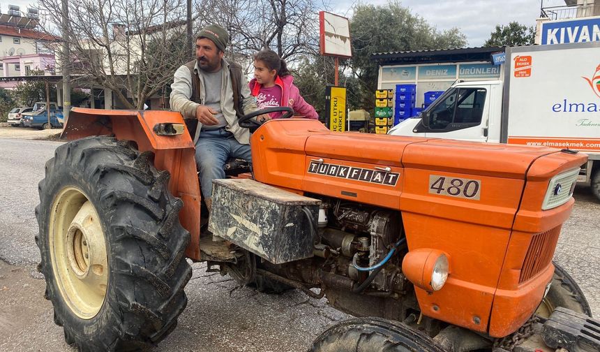 Taşımalı eğitimde kriz çıktı: Otobüs olmayınca çocuklarını traktörlerle okula götürdüler!