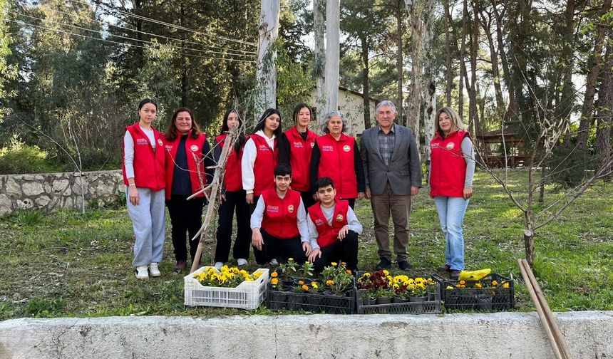 Aksu'da anlamlı etkinlik: Renkli çiçekler özel eğitim bahçesinde