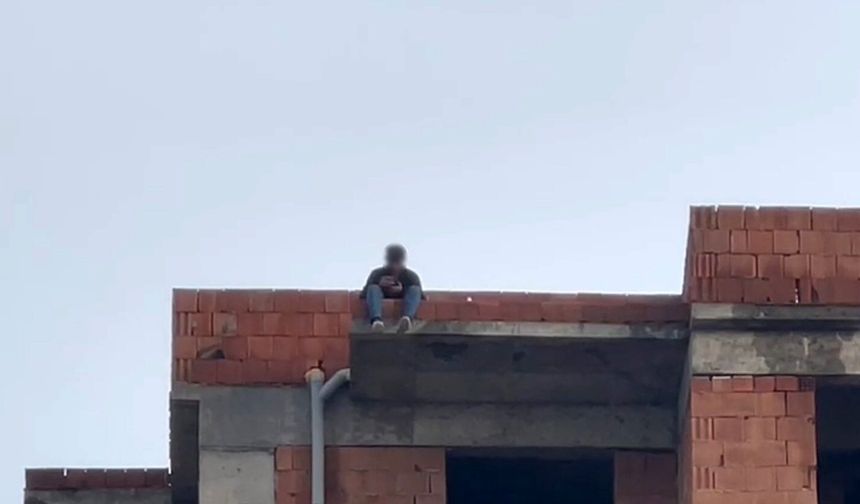 Eşiyle kavga etti, telefonunu açmıyor diye çatıya çıktı!