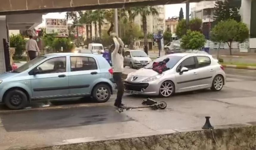 Scootera sinirlendi, öfkesini taşla parçalayarak çıkardı