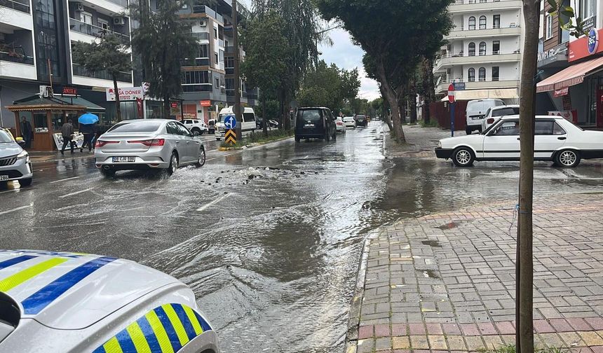Sürücüleri zorlayan görüntü! Kanalizasyon borusu patladı
