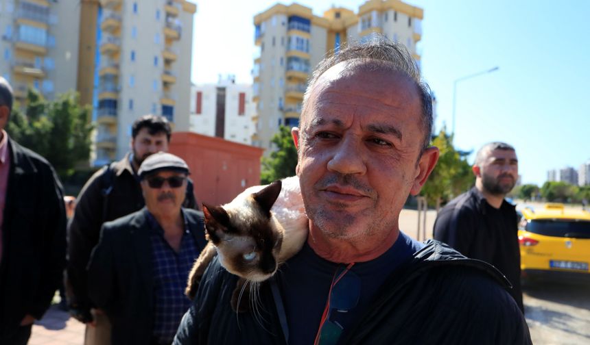 Antalya’da korku dolu anlar: Yanan araçtan kedisiyle kaçtı