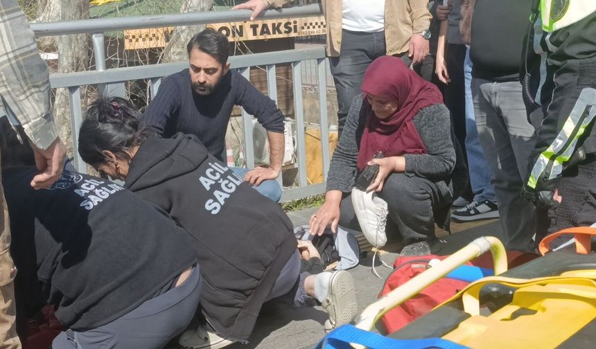 14 yaşındaki kıza motosiklet çarptı, annesi elini tutup başını okşadı!