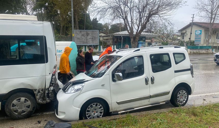 Zincirleme trafik kazasında araç içerisinde sıkıştı!