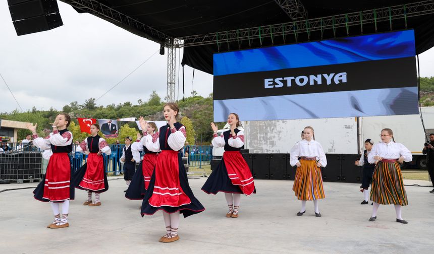 10 ülkeden çocuklar Antalya Festivali’nde kültürlerini tanıttı