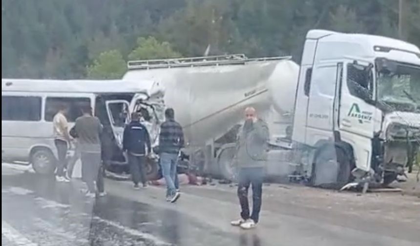 Antalya'da trafik f*ciası: 7 kişi hayatını kaybetti, yaralıların durumu ağır!