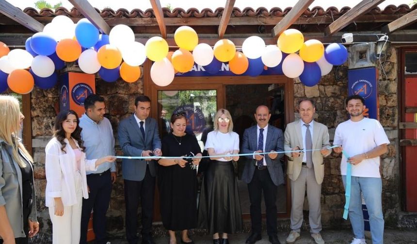 Akdeniz Üniversitesi logolu ürünler mağazasını açtı