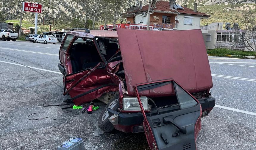 Otomobiller çarpıştı, ortalık savaş alanına döndü!